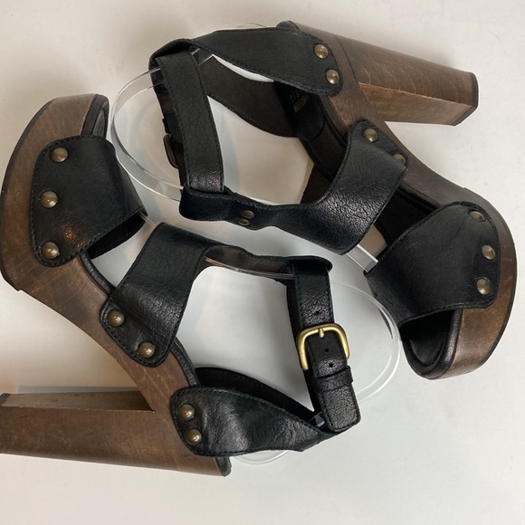 Stuart Weitzman T-Straps Black Leather Wood Heels Studded Sandals SZ  7.5 Sexy